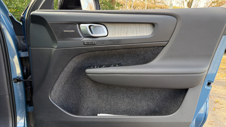 Volvo XC40 2.0 B4P Ultimate Dark 5dr Auto Petrol Estate